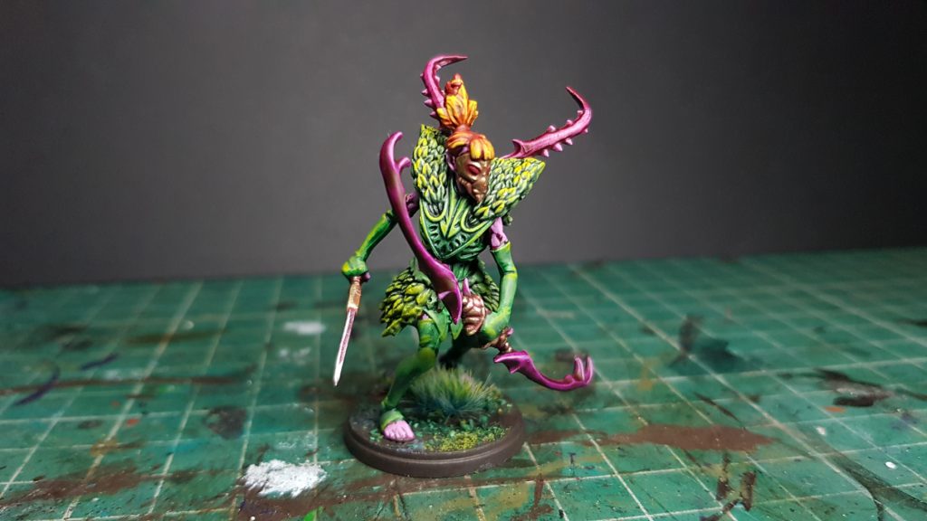 Kern Skirmisher with dagger in right hand and bow in left hand